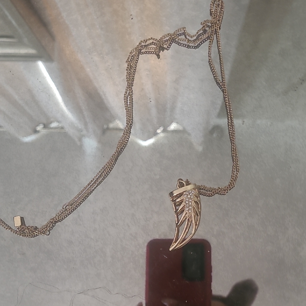 Jennifer Lopez Gold Wing Pendant Necklace